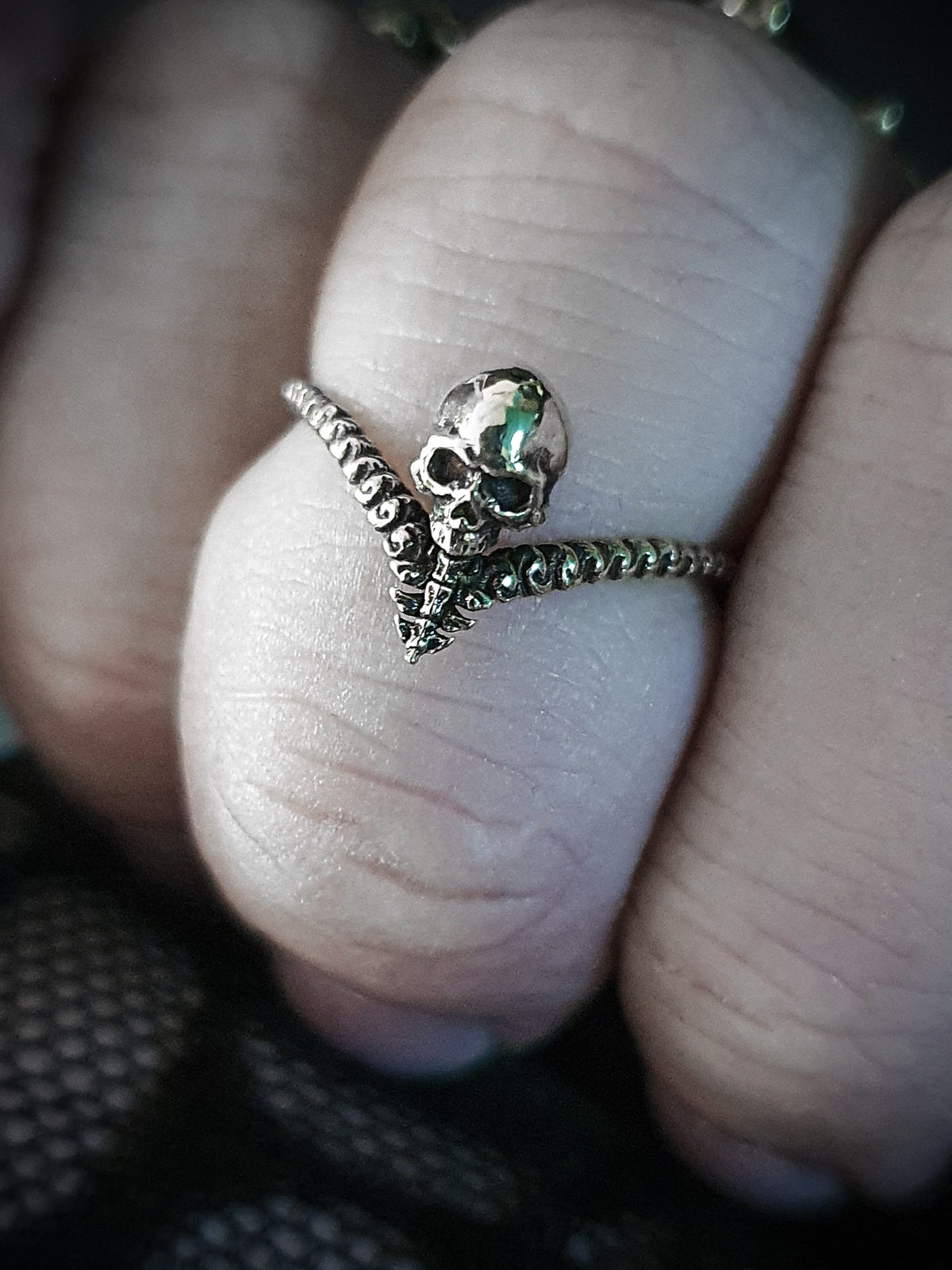 Skull Ring | V Shape Mini Midi