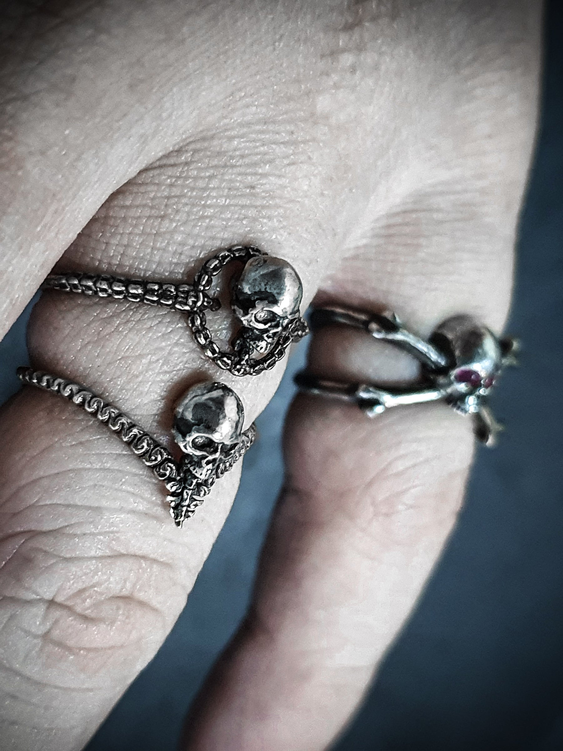 Skull Ring | V Shape Mini Midi