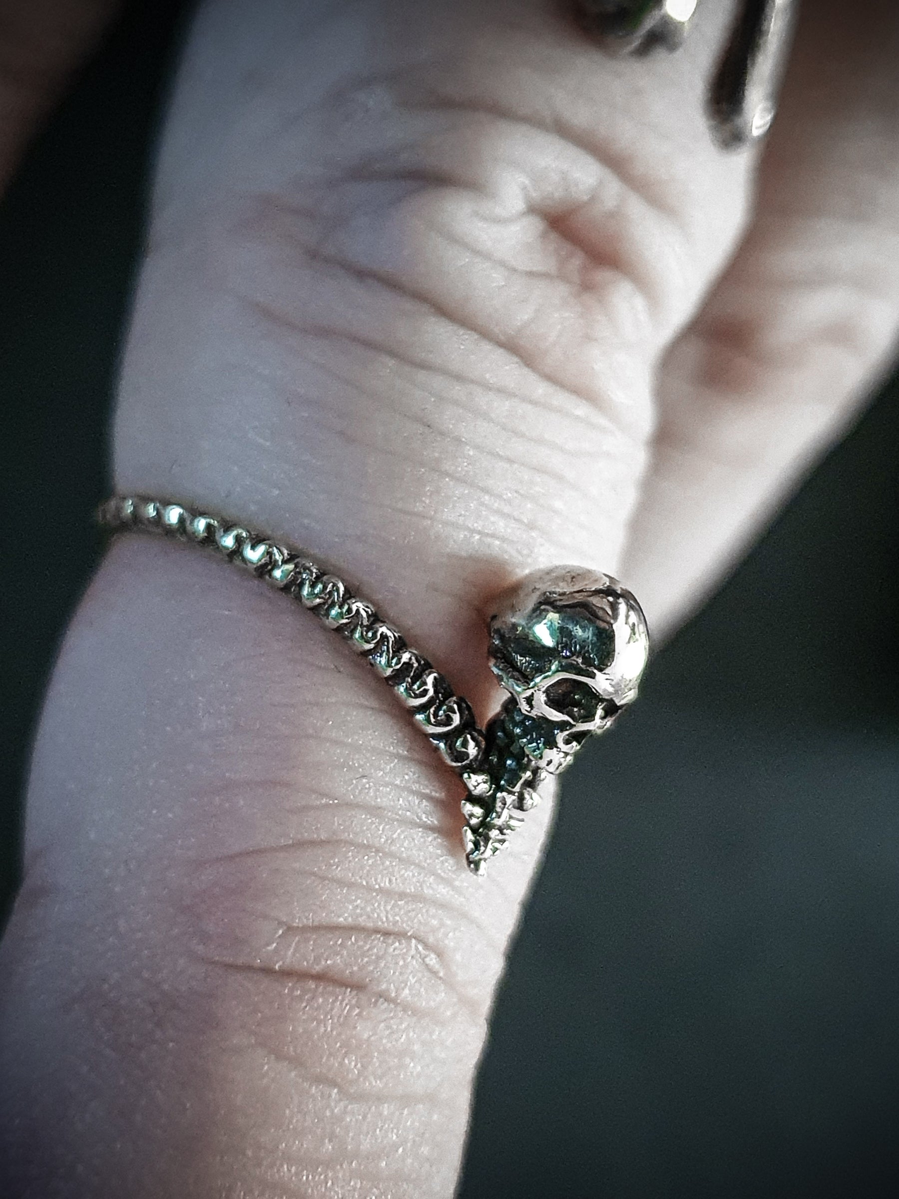 Skull Ring | V Shape Mini Midi