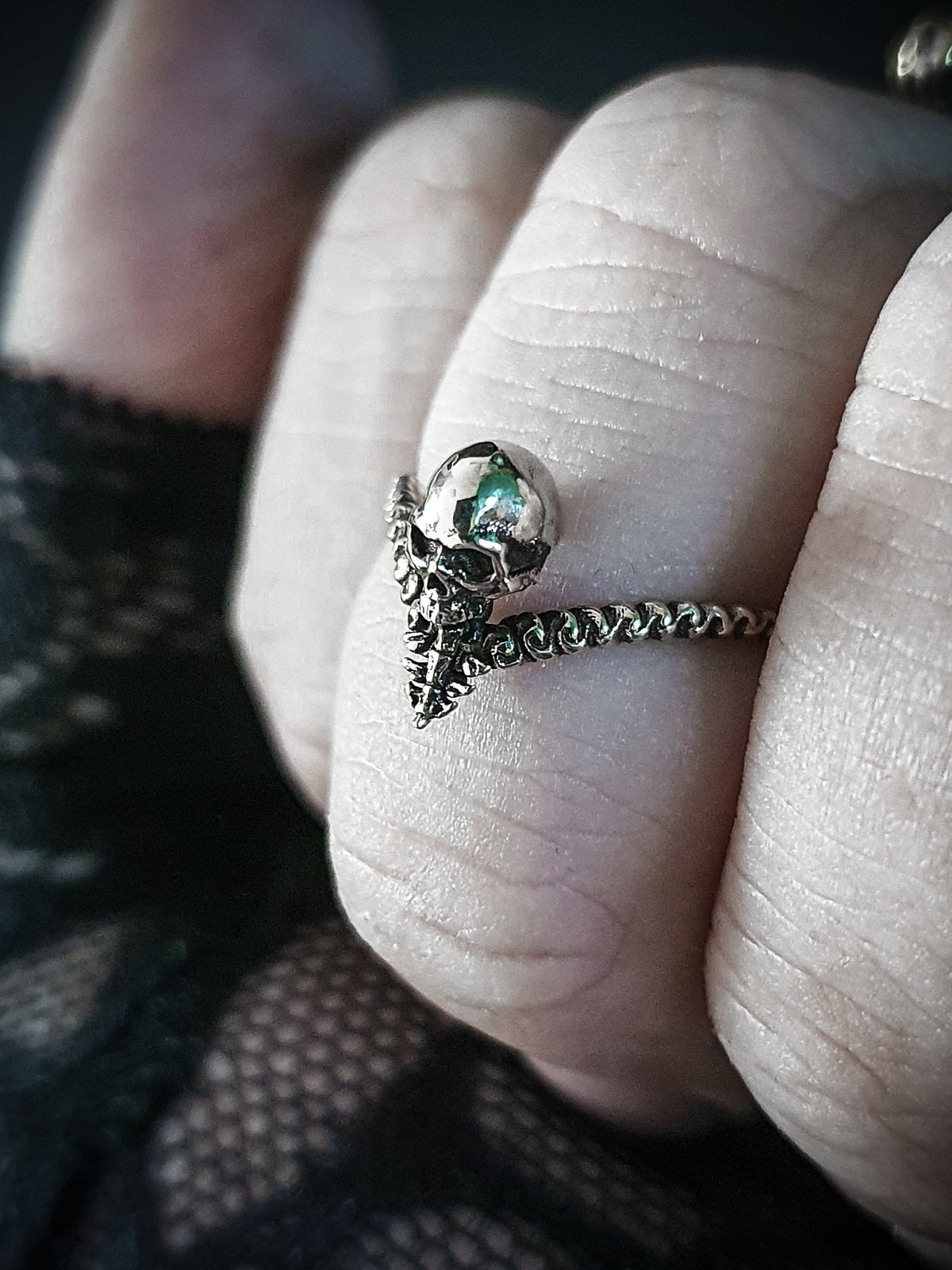 Skull Ring | V Shape Mini Midi