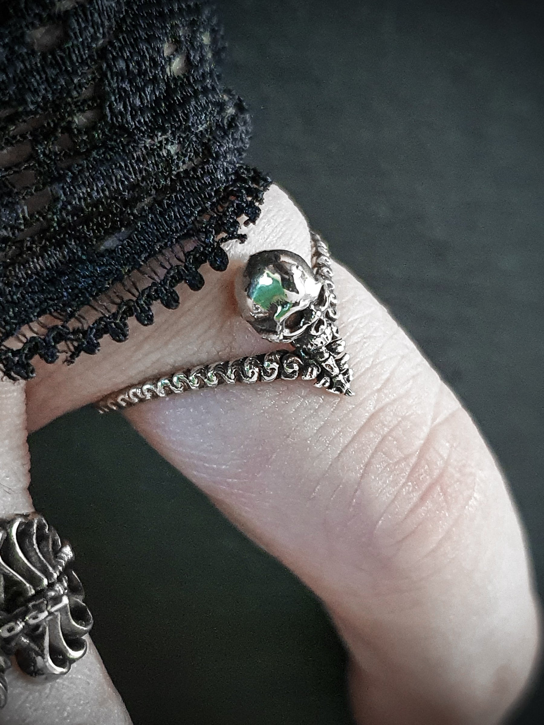 Skull Ring | V Shape Mini Midi
