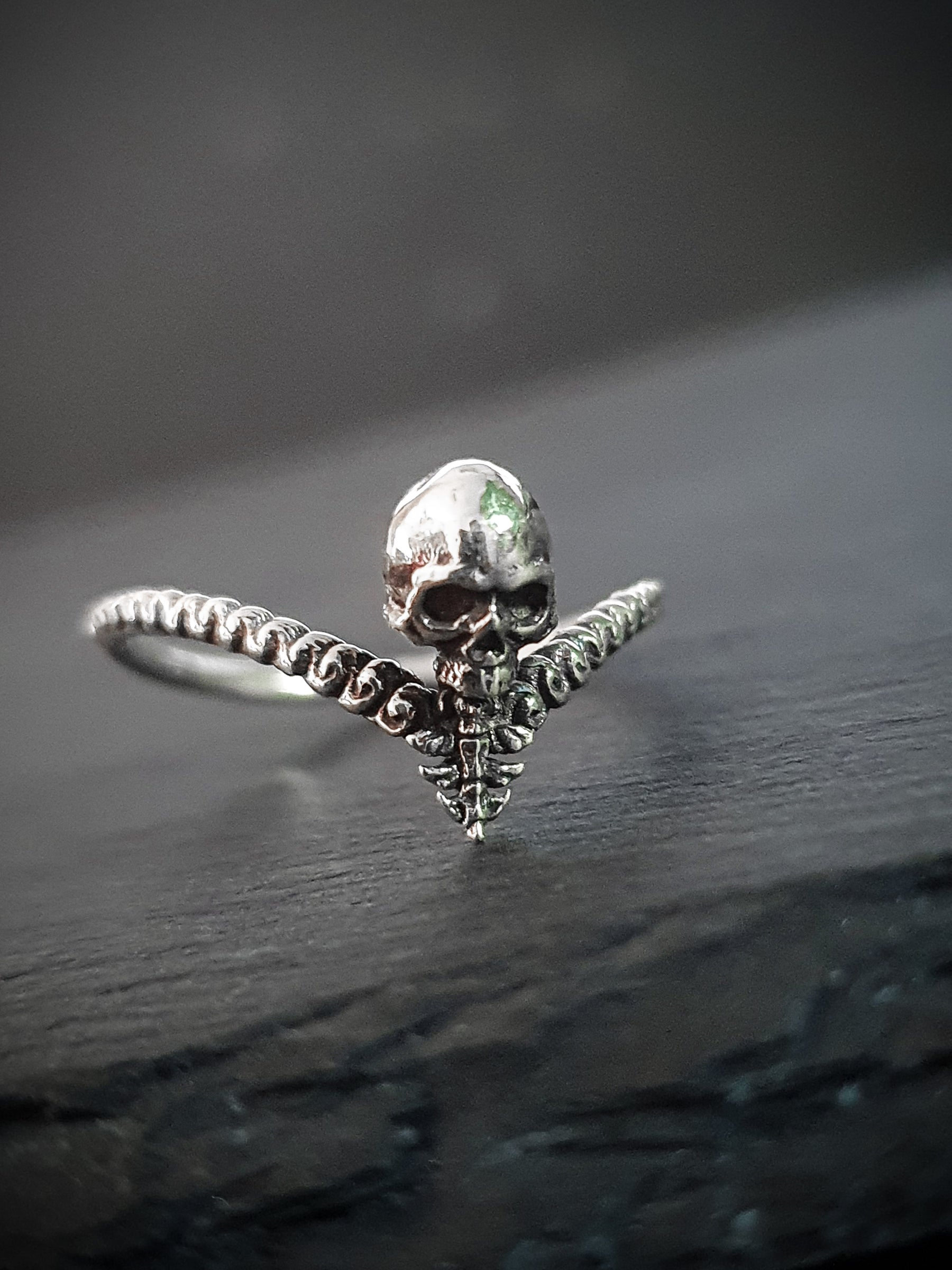 Skull Ring | V Shape Mini Midi